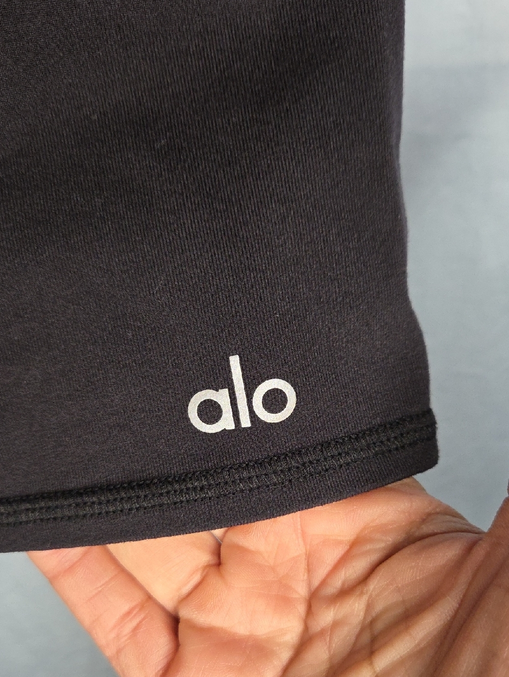 G454. Alo Airbrush High Waist Biker Shorts in Black - Size M - Picture 3 of 8